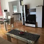 Plaza Apartment *