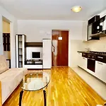Plaza Apartment *