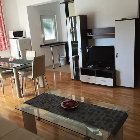 Plaza Apartment *