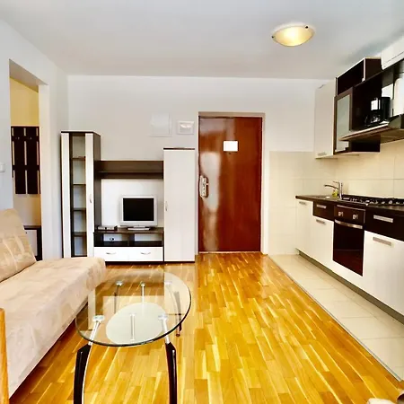 Plaza Apartment *