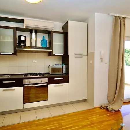 Plaza Apartment *