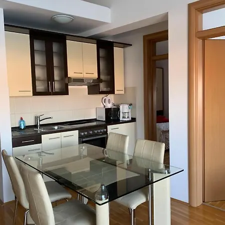 Plaza Apartment *
